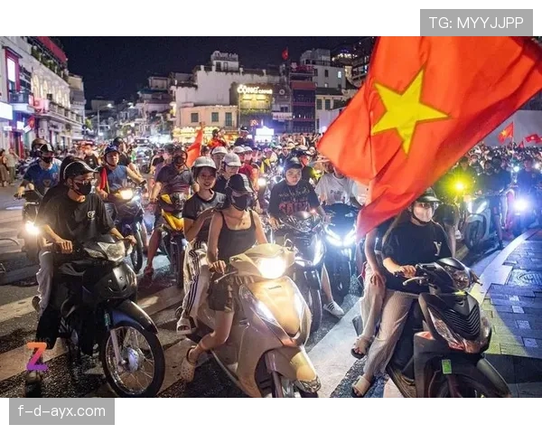 越南球迷热情助威,力挺国家队迎战关键战役