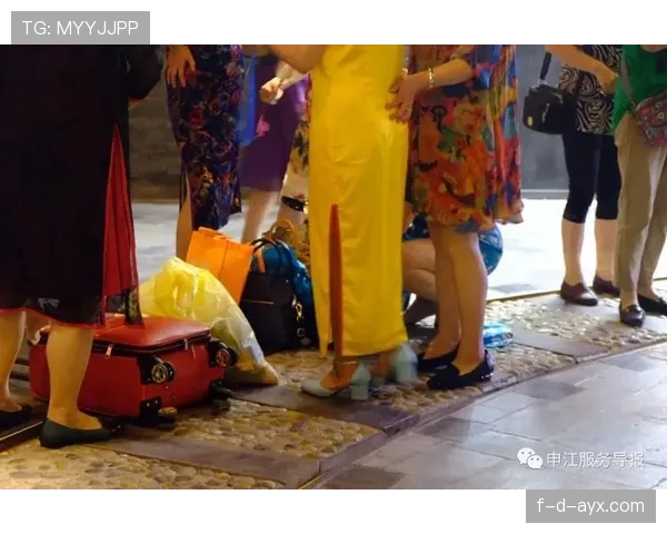 廖秋云，早上菜市场阿姨，晚上闪光灯下贵妇，怎么看都像两个人