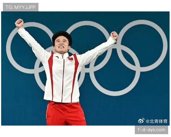 侯志慧赛前啃鸡腿，领奖台上指甲油还没干